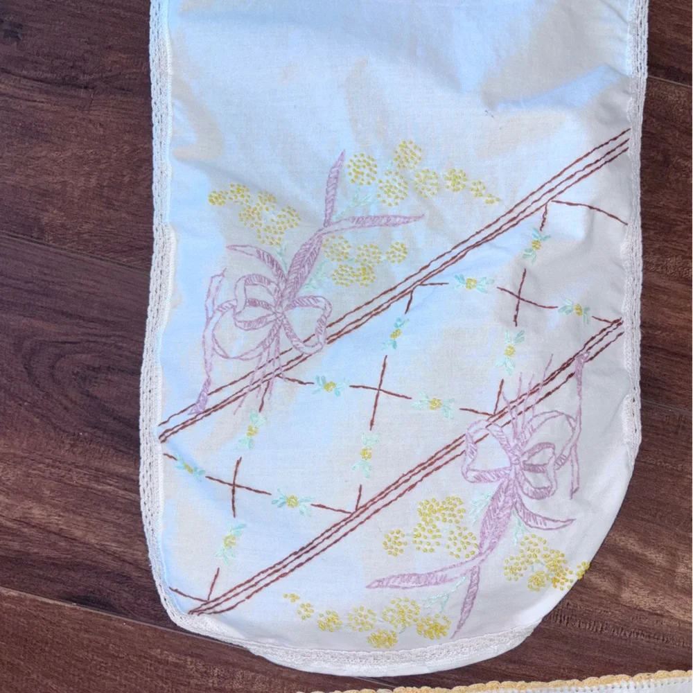 Set of 4 Table Runners 3 napkins Hand Embroidered Off White Cotton Vintage